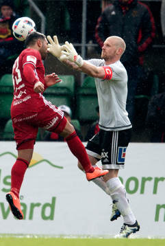 Östersunds Saman Ghoddos och Sundsvalls målvakt Tommy