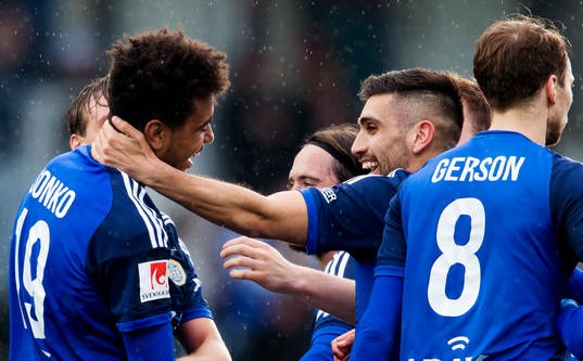 Sundsvalls Stefan Silva jublar med Noah Sonko Sundberg som