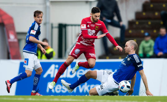 Sundsvalls Marcus Danielson glidtacklar Östersunds Gabriel