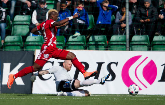 Sundsvalls målvakt Tommy Naurin och Östersunds Abdullahi