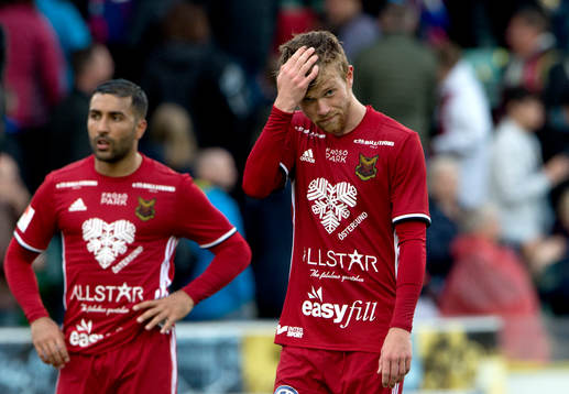 Östersunds Dennis Widgren och Brwa Nouri deppar