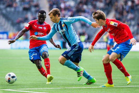 Djurgårdens Jesper Karlström (m) i kamp om bollen med
