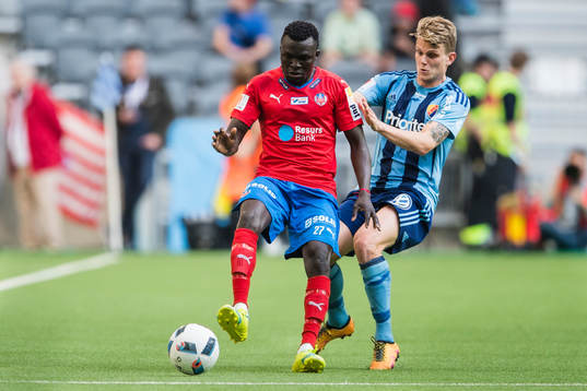 Helsingborgs Lalawélé Atakora i kamp om bollen med