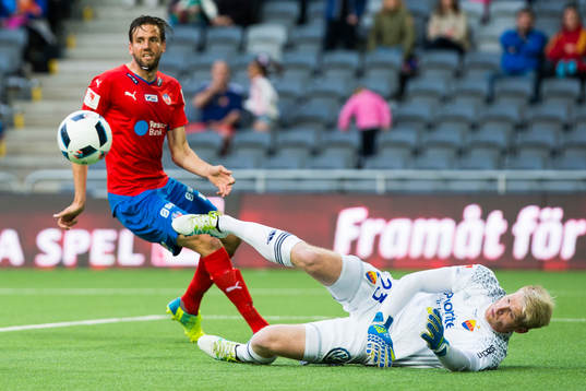 Djurgårdens målvakt Hampus Nilsson med en räddning