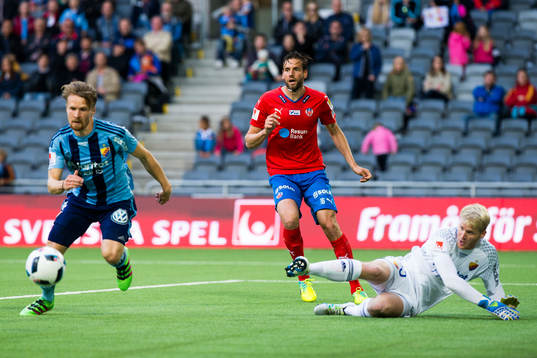Helsingborgs Mikael Dahlberg (m) ser på när Djurgårdens