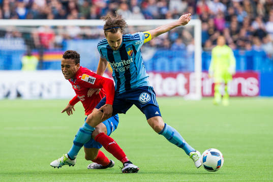 Helsingborgs Tyrell Rusike i kamp om bollen med