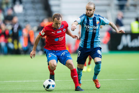 Helsingborgs Carl Wede i kamp om bollen med Djurgårdens