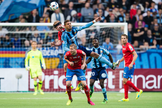 Djurgårdens Mathias Ranegie hoppar in i en nickduell med
