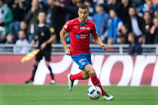 Helsingborgs Jordan Larsson med bollen