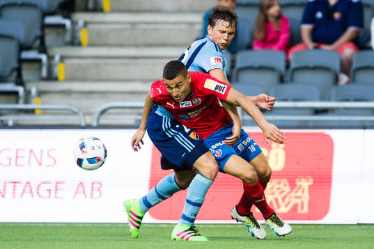 Helsingborgs Jordan Larsson tar sig förbi Djurgårdens