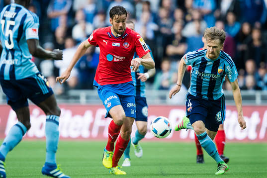 Helsingborgs Mikael Dahlberg  i kamp om bollen med