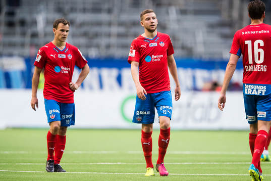 Helsingborgs Anton Wede och Darijan Bojanic ser deppiga ut
