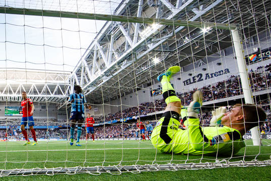 Helsingborgs målvakt Tomer Chencinski ligger i målet