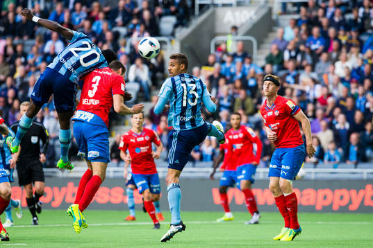 Djurgårdens Sam Johnson nickar in 1-0 förbi Helsingborgs