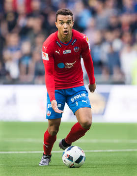 Helsingborgs Tyrell Rusike med bollen