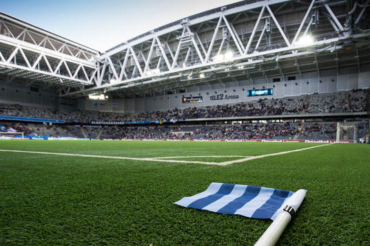 En hörnflagga ligger ner på plan innan fotbollsmatchen i