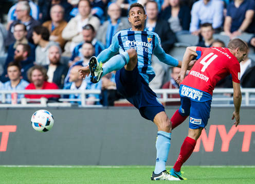 Djurgårdens Mathias Ranegie i kamp om bollen med