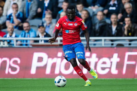 Helsingborgs Lalawélé Atakora med bollen