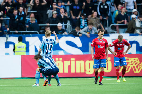 Djurgårdens Daniel Berntsen och Kevin Walker jublar medan