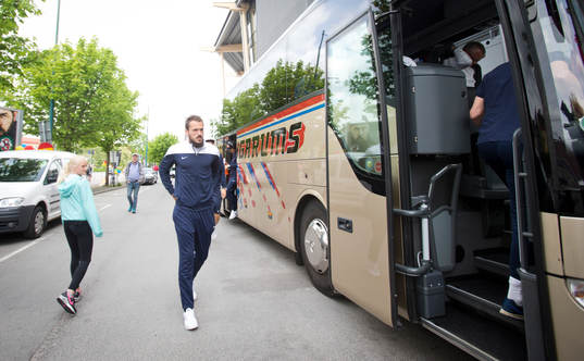Norrköpings Emir Kujovic anläder till fotbollsmatchen i