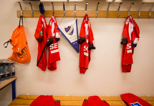 Norrköpings omklädningsrum med matchtröjor och en vimpel