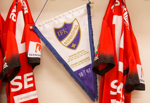 Norrköpings omklädningsrum med matchtröjor och en vimpel