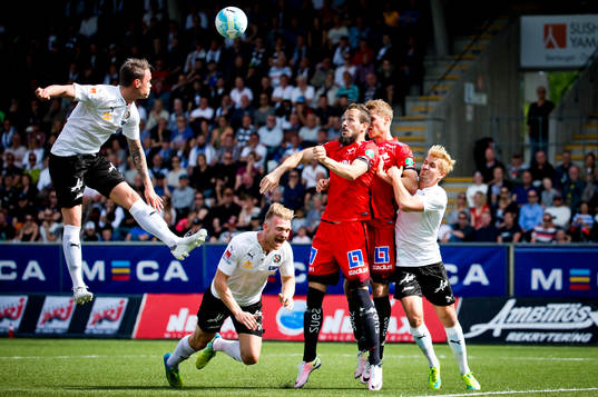 Norrköpings Emir Kujovic och Örebros Erik Moberg och