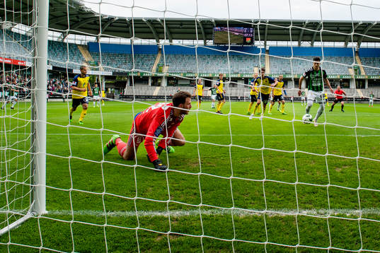 GAIS Luka Mijaljevic slår 2-0 bakom målvakt Carl Lindell