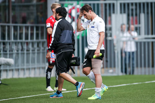 Örebros Nordin Gerzic lämnar planen skadad