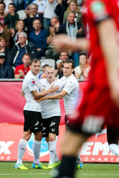 Örebros Daniel Gustavsson jublar