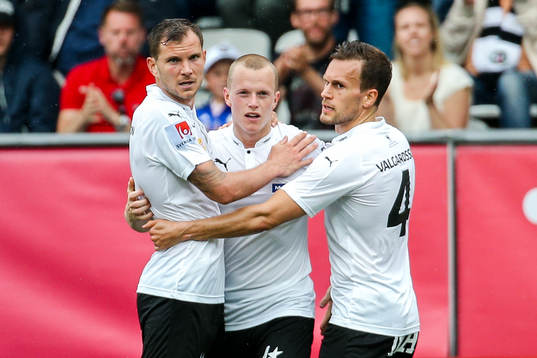Örebros Daniel Gustavsson jublar