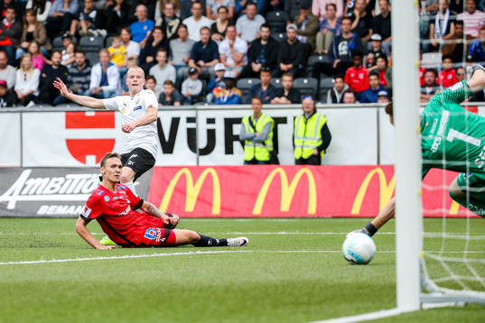 Örebros Daniel Gustavsson kvitterar till 2-2