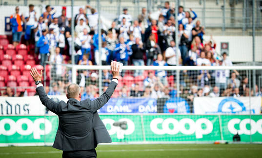 Norrköpings manager Janne Andersson tackar fansen