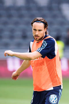 Djurgårdens Kevin Walker värmer upp