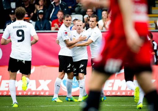 Örebros Daniel Gustavsson gör 2-2 och jublar