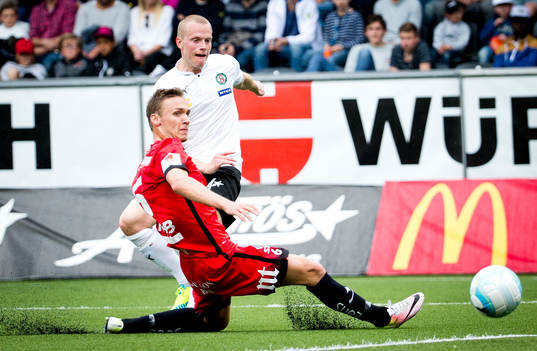 Örebros Daniel Gustavsson gör 2-2