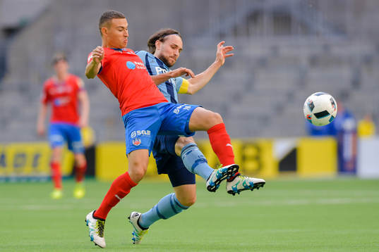 Helsingborgs Jordan Larsson och Djurgårdens Kevin Walker