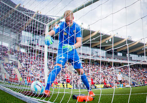 Örebros målvakt Jacob Rinne hämtar bollen bollen 1-1