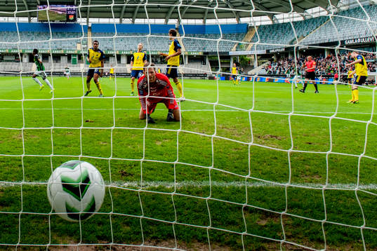 Gais gör  3-0 bakom Ängelholms målvakt Carl Lindell  i