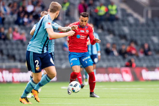 Helsingborgs Tyrell Rusike med bollen