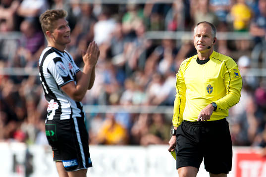 Domare Mikael Eriksson varnar Landskronas Erik Pärsson