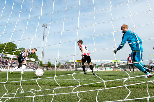 Landskronas Erik Pärsson gör mål bakom Höllvikens