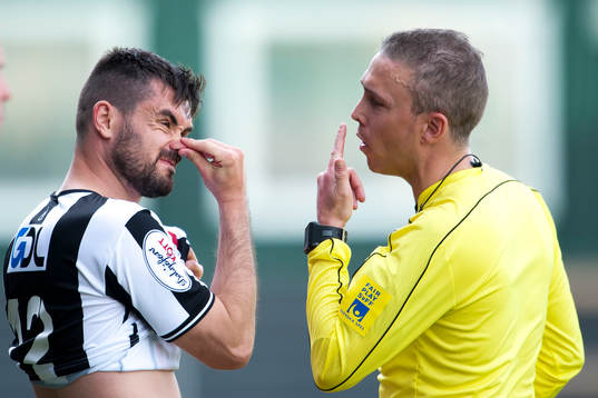 Landskronas Igor Arsenijevic och assisterande domare