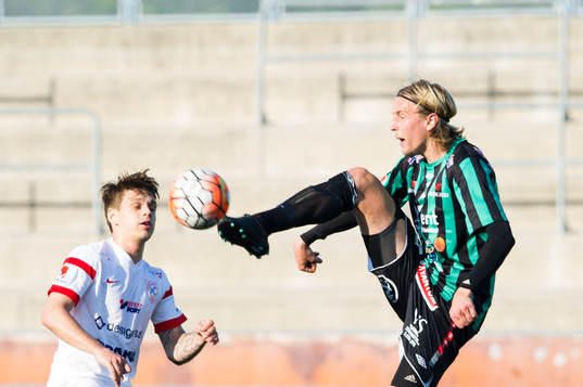 Assyriskas Fredrik Holster och Varbergs Joakim Lindner