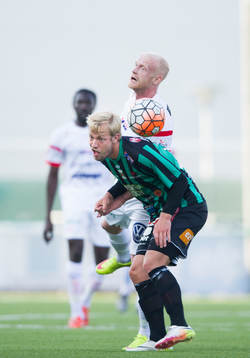Assyriskas Ken Fagerberg och Varbergs Sebastian Crona i en