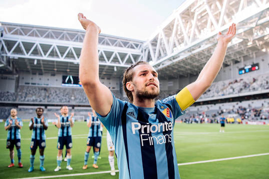 Djurgårdens Kevin Walker jublar mot publiken
