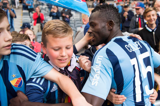 Djurgårdens Omar Colley hälsar på och tackar de unga