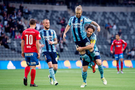 Djurgårdens Kevin Walker lyfter upp Daniel Berntsen