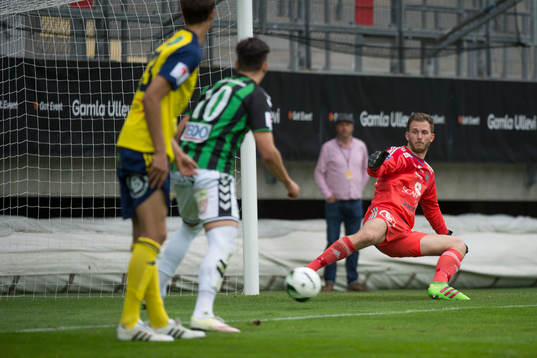 GAIS gör 3-0 på Ängelholms målvakt Carl Lindell