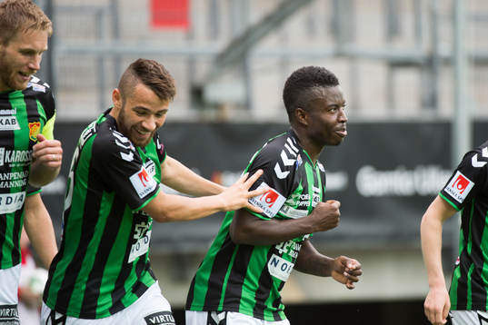 Gais Kieron Cadogan har gjort 3-0 Malkolm Moenza jublar i